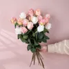Ghirlande di fiori decorativi 10 pezzi Bocciolo di rosa idratante Real Touch Fiori artificiali Decorazione domestica Festa Fiori di rose finti Matrimonio Bouquet da sposa a mano 230313