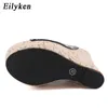 Sandal En Yeni Moda Perçin Tasarım Peep Toe Toe Platform Kama Terlik Açık Siyah Yaz Ayakkabıları Kadın Seksi Süper Yüksek Sandalet 230302