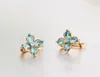 Orecchini a cerchio Marquise Cut Light Blue CZ Flower Four Petal Clover Loop Huggies Per le donne Ragazze Gioielli color oro giallo Aros