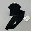 Survêtements pour femmes Ensembles de pantalons deux pièces pour femmes avec des lettres sur toute la surface Filles Piste Marque Jersey Jogging t-shirts Tee Crop Tops Legging Activewear Suit KOXT