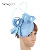 Cappelli a tesa larga Sinamay Fascinator Wanita Imitasi Sampanye Topi Pernikahan Royal Floral con Bulu Copricapo Jepit Rambut Acara Gereja 230313