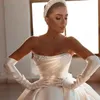 Vestidos de noiva elegantes 2023 pérolas sem alças