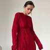 Casual klänningar 2023 Höst- och vinterklänning runt halsen ihålig temperament rygglös smal långärmad veckad kvinna