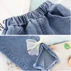 Roupas de roupas roupas fofas para criança roupa de menina cenário de moda colar de renda de gola de jeans longa e jeans calças de crianças roupas de criança 1 2 3 4 anos 230313