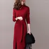 Casual klänningar Halvhög krage ull stickad klänning kvinnors höst och vinter långa sektion remmar temperament midja delad röd botten