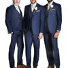 男子スーツネイビーブルーウェディングタキシードブリデルームの花groommen服を着るカスタムメンファッション3 PCSジャケットパンツベストコンジェントデシャケタ