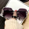 Mäns lyxdesigner Kvinnors solglasögon Rhinestone Frameless Suncreen Anti Ultraviolet Diamond Rimmade personlighet Kvinnlig stor ansikte Slim Tide Brand