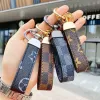 2021 Luxury MenS Waist Buckle Leather Presbyopia Keychain Pendant Car Key Chain Ring Fashion Couple Creative Gift H1011