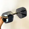 2024 Lyxdesigner från lyxdesigner Nya män och kvinnors solglasögon från metallramlös banbrytande för ins trend personlighet avancerad känsla anti-ultraviolet