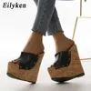 Sandal En Yeni Moda Perçin Tasarım Peep Toe Toe Platform Kama Terlik Açık Siyah Yaz Ayakkabıları Kadın Seksi Süper Yüksek Sandalet 230302