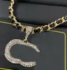 Colares com pingente de letra dupla de designer de luxo Banhado a ouro 18K Cristal Strass Colar de suéter de couro para mulheres Acessórios de joias para festa de casamento