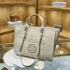 50% de descuento en bolsos clásicos para mujer Bolso de mano con insignia de letra de perla de metal de playa de lujo Cartera pequeña de cuero con cadena grande QGQL