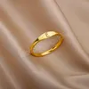 A-Z Inicial Letter Rings For Mull Homem Casal Casal Aço Antelhado Nome do Alfabeto Ring Jóias de Casamento de dedo de Casamento Anilos Mujer