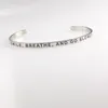 Bangle Custom Positive Inspirational Armband Personliga smycken Initial graverad av nåd genom tro för män