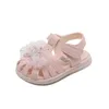 Första vandrare söta flickor Baby Walking Shoes Toes Wrapped Simple Crown Summer Non-Slip mångsidiga mjuka prestationsskor för bröllop 230314