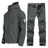 Tute da uomo Set tattici Uomo Pile invernale Caldo Pelle di squalo Soft Shell Giacche con cappuccio Pantaloni Militari Antivento Impermeabile Tuta militare Abbigliamento 230314