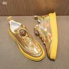 Herrstövlar fyra säsonger fot set små vita skor casual skor hjälper brädskor metall fluorescerande guld cyan mjuk sula sneakers a3