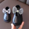 Flatskor baby flickor läderskor småbarn lägenheter mjuka avslappnade sneakers för barn bow-knot med blommor prinsessa söta oxfords 21-30 p230314