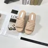 Bej 8.5cm Topuklu Terlik Buzağı Döşeme Sandalet Kadınlar 23SS Gerçek Deri Yastıklı Pompa Sandal Tasarımcı Ekose Menes Slider Flip Flips Kalın Alt Slaytlar