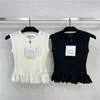 23SS Women Designer T -shirt Knits T Shirts Designer Tops met letter Button Girls Vintage Crop Tops Runway Designer Falbala Stretch mouwloze pullover Camisole