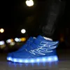 Sneakers Lysande Pojke Tjej Cartoon LED Light Up Skor Glödande Trend Barn Barn Wing Charge Casual Trainers Stövlar 230313