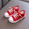 Düz ayakkabılar 2022 Bahar Yeni Çocuk Tuval Erkekler için Katı Kırmızı Işık Okul Sıradan Ayakkabılar Kızlar Slip Olmayan Moda Çocuk Unisex Spor Sakinleri P230314