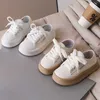 Flache Schuhe Mo Dou Kinder Casual 2023 Frühjahr Neue dicke Sohle Sportschuhe atmungsaktiv für Jungen und Mädchen koreanischer Stil rutschfest P230314