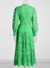 Платья для вечеринок Twotwinstyle зеленое платье для женщин стоять воротником с длинным рукавом с высоким талией вырезаны твердые миди -платья женская осенняя одежда 230314