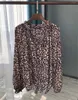 Kvinnors blusar 2023 Autumn Leopard Print Pleated Loose V-ringen långärmad blus kvinnor skjorta