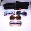 Lunettes de soleil de couple de plage pour hommes et femmes de créateurs 20% de réduction sur les lunettes de mode de voyage de tir de rue à l'étranger 2084