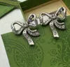 Designer de luxo Silver Bow Charm Brincha Stud Aretes Arecchini Brass Brincos de cristal de alta qualidade wome ladies amantes de festas jóias de presente
