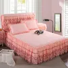 السرير تنورة بيضاء الفراش الوردي الدانتيل الرومانسي نمط الأزهار البوليستر مطوي الفراش 230410
