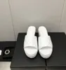 Zapatillas de cuero de lujo para mujer, sandalias de diseñador con cuña de suela gruesa, zapatos de playa de ocio a la moda de verano, zapatillas clásicas de piel de oveja de lujo