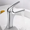 Rubinetti per lavabo da bagno Rubinetti per lavabo Rubinetto Miscelatore montato sul ponte e miscelatore freddo Acqua Rubinetto a cascata per lavabo nero opaco