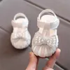 Platta skor nyaste sommar mode läder söta barn för flickor småbarn baby andas mjuka botten ihåliga sandaler p230314