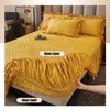 Sängkjol Luxury Golden Plush Bed Post på sängen avtagbar sängkjol Tre stycken Set Winter Thicken Cotton Fitted Sheet Madrass Cover 230314