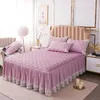 Bedkjol Luxury Lace broderi Bedstrålning förtjockar plysch quiltad säng kjol mjuk borstad king size säng täckning inte inklusive örngott 230314