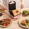 Brödtillverkare 220V Hushåll Electric Sand Maker Non-Stick Breakfast Waffle Baking Pan Pot Pinked Color tillgänglig 230314