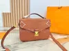 Sacchetta da donna satchel satchel crema color monogrammi in rilievo in pelle rosa indugiata maniglia top borse a tracolla di lusso a tracolla a cross-body m46302