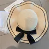 Cappelli di paglia da donna alla moda Cappelli da spiaggia con fiocco estivo Protezione solare Cappello da sole versatile da viaggio