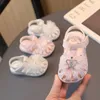 Första vandrare söta flickor Baby Walking Shoes Toes Wrapped Simple Crown Summer Non-Slip mångsidiga mjuka prestationsskor för bröllop 230314