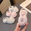 Premiers marcheurs Jolies filles bébé chaussures de marche orteils enveloppés couronne simple été antidérapant polyvalent chaussures de performance souples pour le mariage 230314