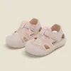 Första vandrare 11-15,5 cm baby mesh casual skor ihåliga andningsbarn flickor pojkar våren sommarskor mjuk beige rosa band barn sandaler 230314