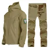 Tute da uomo Set tattici Uomo Pile invernale Caldo Pelle di squalo Soft Shell Giacche con cappuccio Pantaloni Militari Antivento Impermeabile Tuta militare Abbigliamento 230314