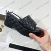 Bayan Platformu Dolgu Topuklu 8.5cm Terlik Tasarımcı Sandalet Kapitone Dokulu Altın Tonlu Metal Slayt %100 Deri Bayan Yazlık Plaj Ayakkabısı Lüksler Klasik Katır Çevirme 01