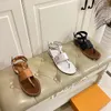 2024 여성 Horizon Flat Sandal 1A9RJK 슬리퍼 슬라이드 흰색 검은 색 갈색 천공 송아지 가죽 가죽 넓은 전면 스트랩 새겨진 버클 샌들