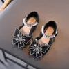 Zapatos Nueva moda de verano lentejuelas arco de diamantes de imitación niñas princesa zapatos de niña Sandalias de tacón plano tamaño 21-35 P230314