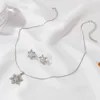 Set di gioielli da sposa CrossBorder Set di gioielli da donna Elegante semplice microintarsiato Collana con ciondolo a fiocco di neve con diamanti a forma di fiocco di neve Orecchini a bottone 230313