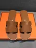 Sandálias famosas da praia Sandálias clássicas de salto plano Designer de verão Flops Leather Lady Slides Sapatos Mulheres Hotel Banho