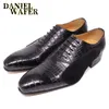 Luxo Oxford Man Dress Shoe Lace Up Up Ponto Adoe Black Fashion Office Wedding Salon Tatchwork Sapatos de couro genuíno